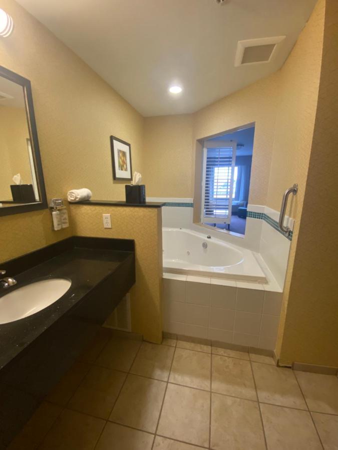 Holiday Inn Express And Suites Detroit North-Troy By Ihg Eksteriør billede